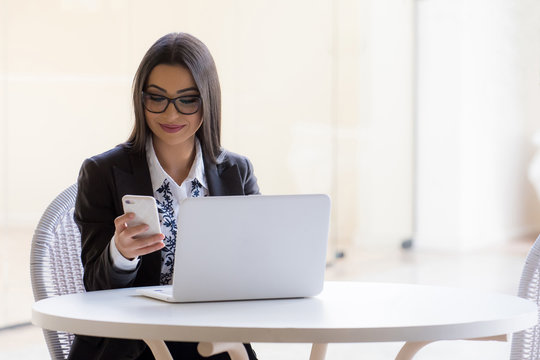 Mulher De Negócios Com Computador E Celular