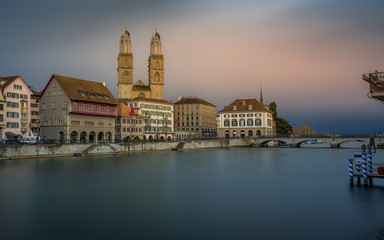 Obraz premium Grossmünster Cathedral in Zürich, Switzerland. Long Exposure of the Grossmünster Cathedral and old town from Limmat river.