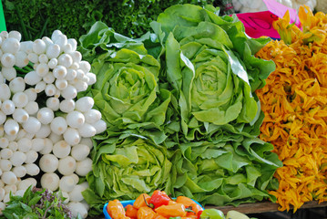 lechugas en mercado de la Ciudad de México. © Marotoson