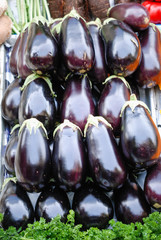 Berenjenas apiladas en tianguis de la Ciudad de México.