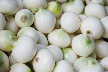 Cebollas apiladas en tianguis de la Ciudad de México.