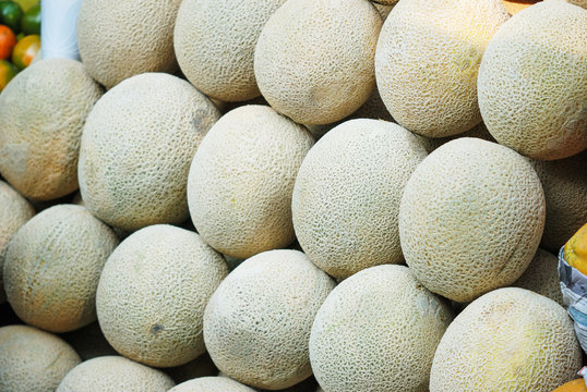 Melones chinos apilados en tianguis de la Ciudad de M&eacute;xico.
