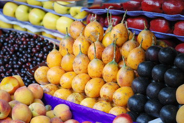 Maracuyas apilados en tianguis de la Ciudad de México.