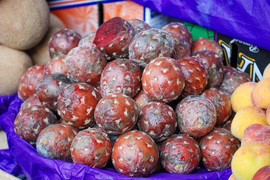 pitayas de cactus en mercadillo de la Ciudad de M&eacute;xico.