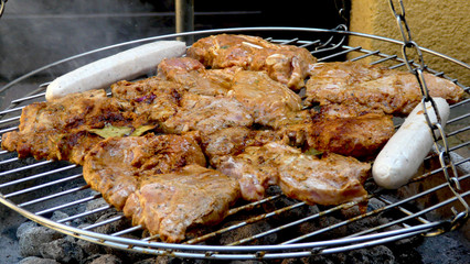 Grill mit Fleisch und Wurst