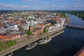 Fototapeta na wymiar Hansestadt Bremen an der Weser Luftaufnahme
