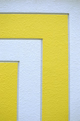 Fototapeta premium 白い壁に黄色のペイント