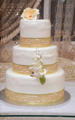 Obraz na płótnie Canvas White wedding cake with beautiful colored roses