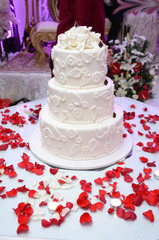 Obraz na płótnie Canvas White wedding cake with beautiful colored roses