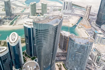 Gordijnen Luchtfoto drone shot van wolkenkrabbers en torens in de stad - Abu Dhabi Al Reem eilandtorens © Makaty