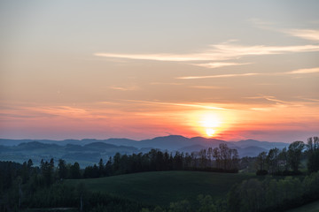 Obraz premium Abendrot bei sommerlicher gruener Landschaft