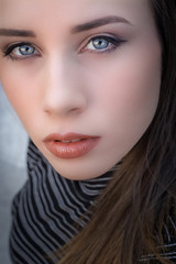 Obraz premium Intense close-up of a beautiful blue-eyed woman