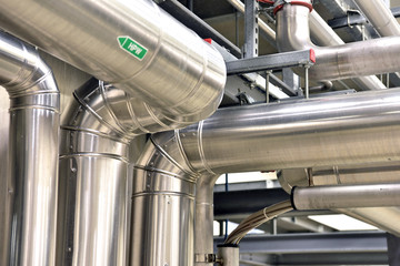 Rohrleitungen aus Tahl in der Industrie zum Transport von Gas und Wasser // pipelines in industrial...