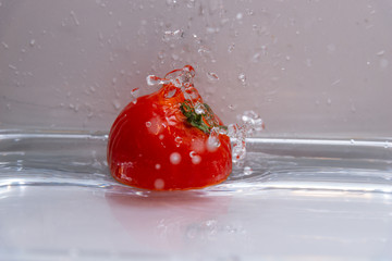 Tomate fällt in das Wasser