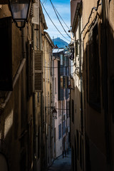 Naklejka premium view on narrow alleyway between houses