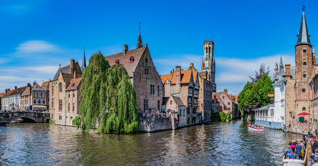 Fototapeta premium Panorama kanałów w Brugii - widok z Rozenhoedkaai Belgium oraz z widokiem na dzwonnicę