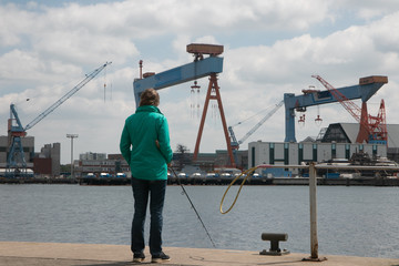 Frau angelt auf Hering am Sartori Speicher, Heringsangeln