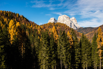 Veduta del monte Pelmo, dolomiti di zoldo in autunno. Patrimonio Unesco
