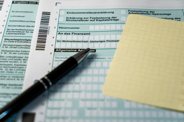 Steruerklärung mit schwarzem Stift und freiem gelben Zettel version 2 © Daniel