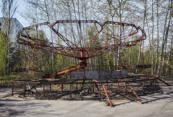 Fototapeta na wymiar The abandoned Ferris wheel in the amusement park in Pripyat.