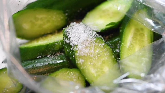 きゅうりの浅漬けを作る