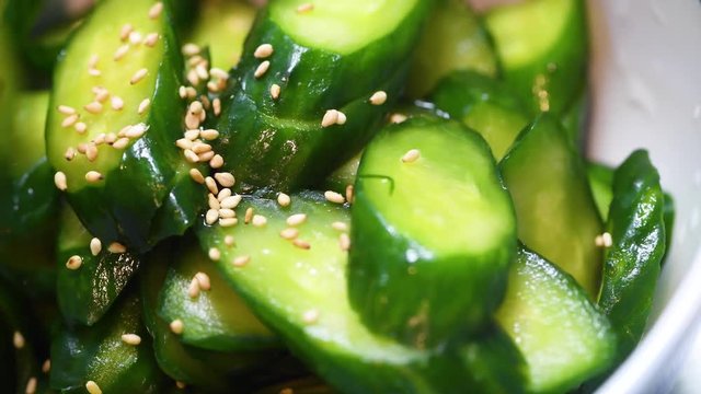 きゅうりの浅漬けを食べる