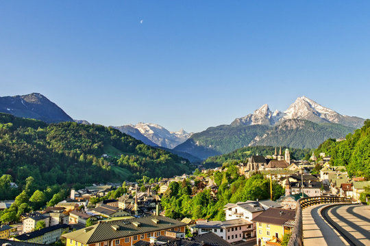  Town of Berchtesgaden with famous Watzmann mountain in the background, National Park Berchtesgadener Land, Bavaria, Germany