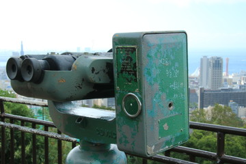 諏訪山公園の双眼鏡と神戸市街地風景