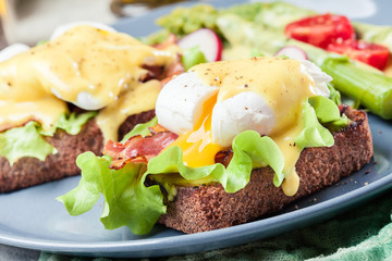 Sandwiches with bacon, poached egg and asparagus