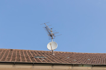 Fernsehantenne auf einem Dach