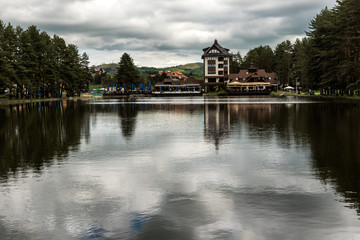Obraz premium Beautiful evening lake view in Zlatibor, Serbia