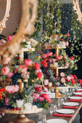 Obraz premium Wedding table flowers with fruits and berries decor in red white pink green colors.