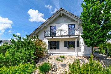 Einfamilienhaus, weiss, Seitenansicht