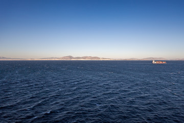 Obraz premium Container ship sailing in front of the port of Piraeus, Athens