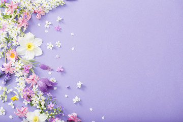 Obraz na płótnie Canvas spring flowers on paper background
