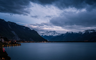 Obraz premium Dusk at Lake Geneva and snow capped mountains in Switzerland