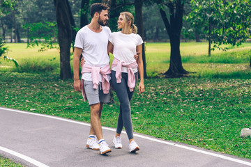 Obraz premium Lover couples smiling happy face holding and walking in the Park