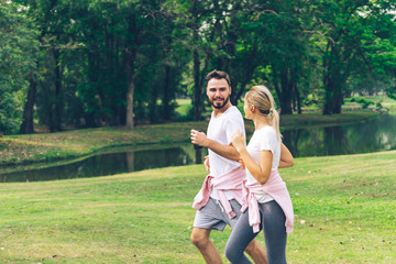 Obraz premium Lover couple and running in the Park
