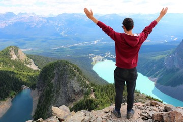 Obraz premium Homme au sommet du lac Louise