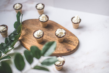 Dulce en plato de madera con fondo de mármol