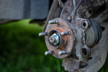 Front hub of the car with the brake system dismounted, Preparing to replace the bearing