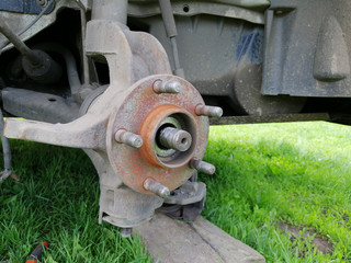 Front hub of the car with the brake system dismounted, Preparing to replace the bearing