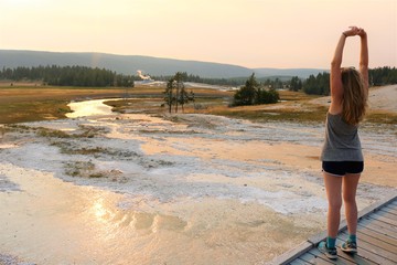 Femme devant une plaine de lac