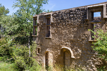Fototapeta na wymiar ruins of the former hunting lodge of the Bailli de Suffren, near Salon de Provence