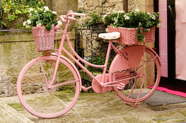 Fototapeta na wymiar una storica bici Rosa al giro d'Italia