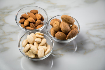 Mandeln als ganze Nuss, ungeschält und blanchiert geschält in 3 Glas Schalen 