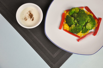 Comida saludable para almuerzo brocoli y bechamel