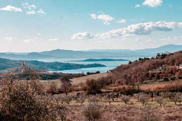 Paisaje italiano de lago trassimeno