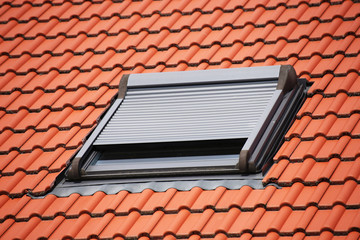Roof window with roller shutter