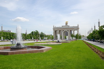 Obraz premium Moscow, Russia - may 20, 2019: View of the main entrance to VDNH on a Sunny spring day